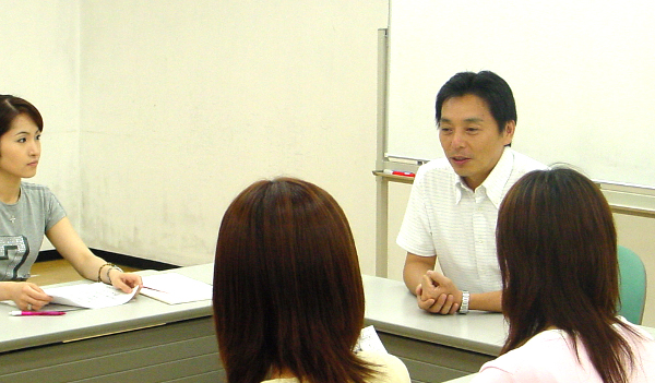授業中の藤井 暁さん(2004年)